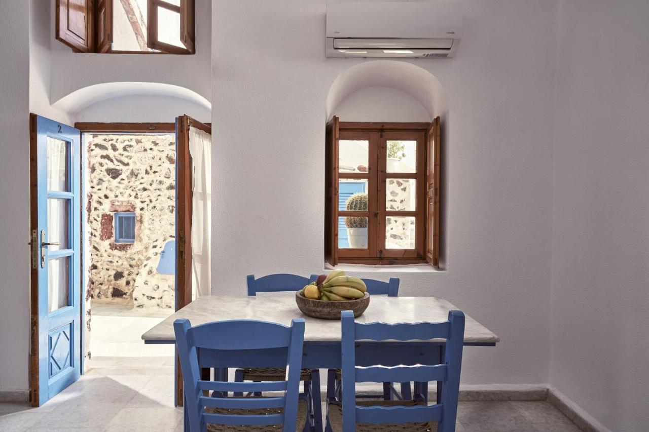 Amphitheater Cave Houses Fira  Exterior photo