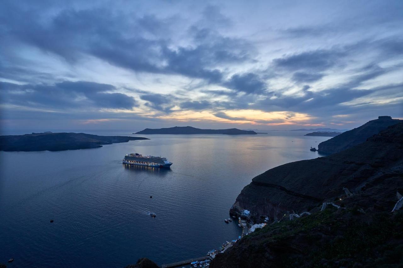 Amphitheater Cave Houses Fira  Exterior photo