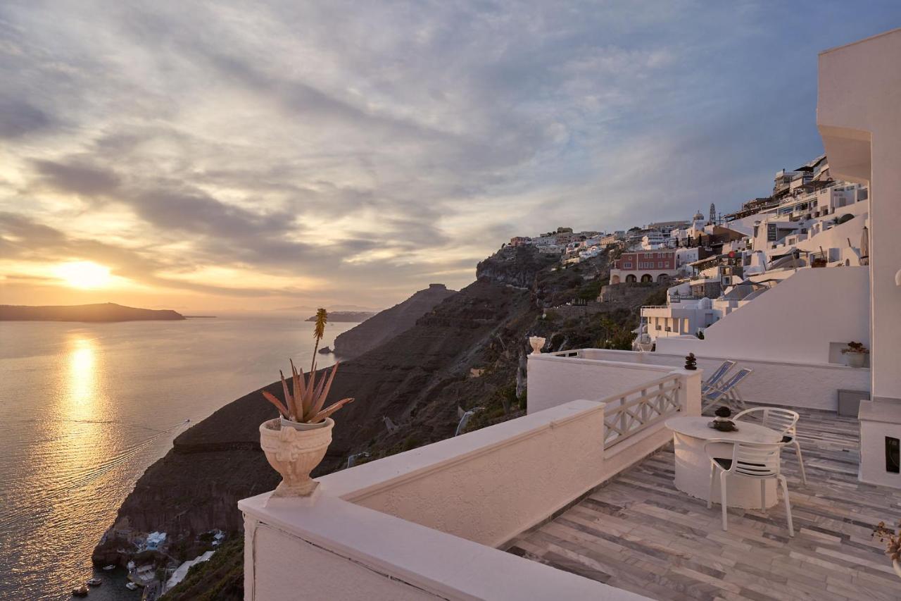 Amphitheater Cave Houses Fira  Exterior photo