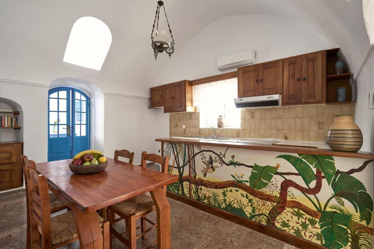 Amphitheater Cave Houses Fira  Exterior photo