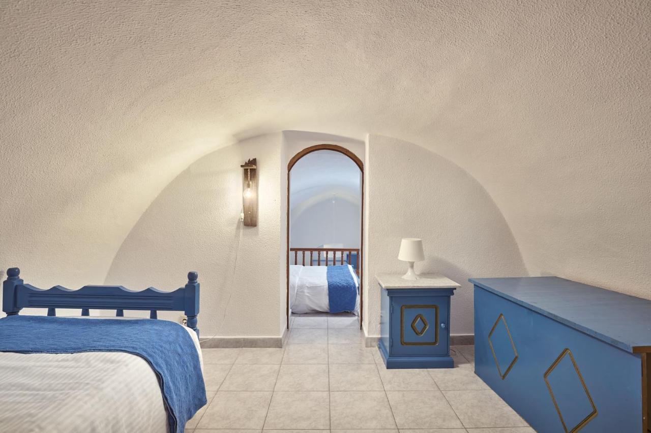 Amphitheater Cave Houses Fira  Exterior photo